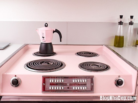 Căn bếp tiện nghi màu hồng đậm chất retro