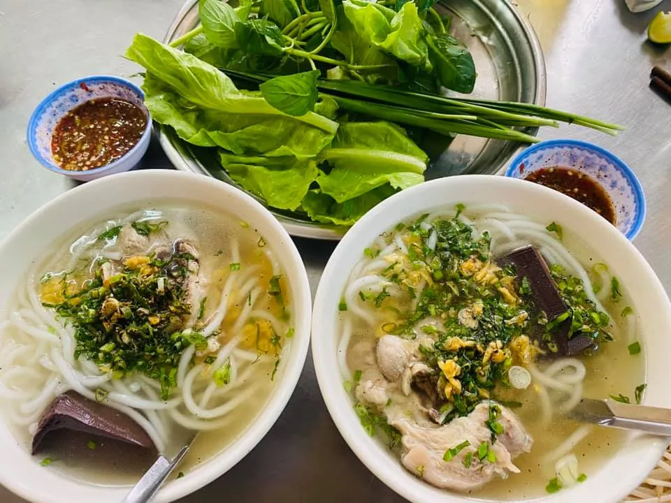 Bánh canh Long Hương – Say mê với vị nước lèo đậm đà, ngon hết sẩy