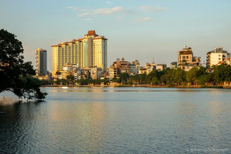 Bức tranh Hoàng hôn Hồ Tây tuyệt sắc những ngày cuối thu