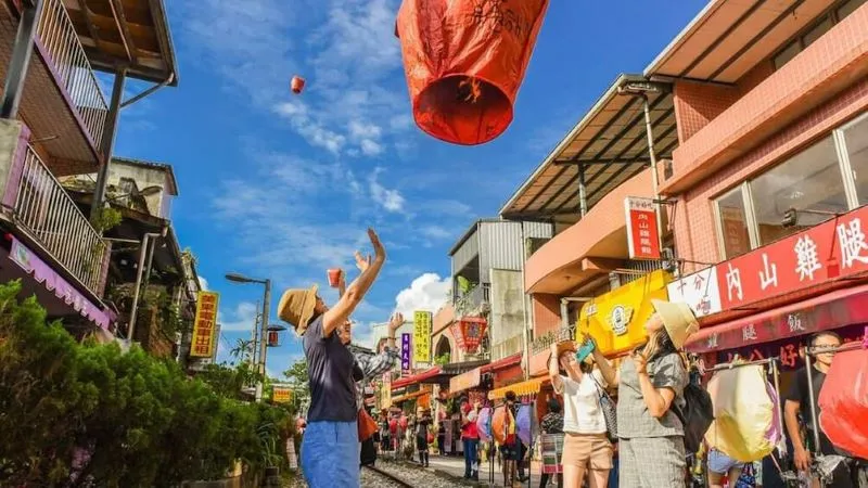 Có một Phố cổ Thập Phần lung linh ánh đèn trời