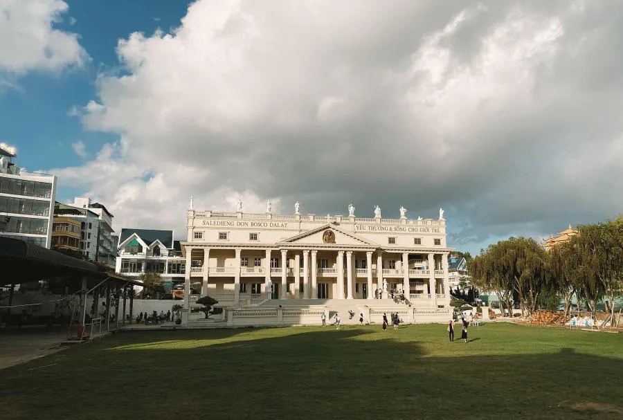 Ghé Nhà thờ Don Bosco sống ảo cực chất với background siêu đỉnh