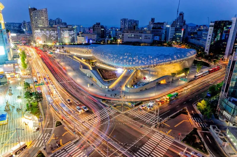 Khám phá chợ Dongdaemun, thiên đường mua sắm về đêm của Seoul