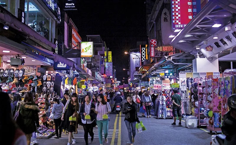 Khám phá chợ Dongdaemun, thiên đường mua sắm về đêm của Seoul