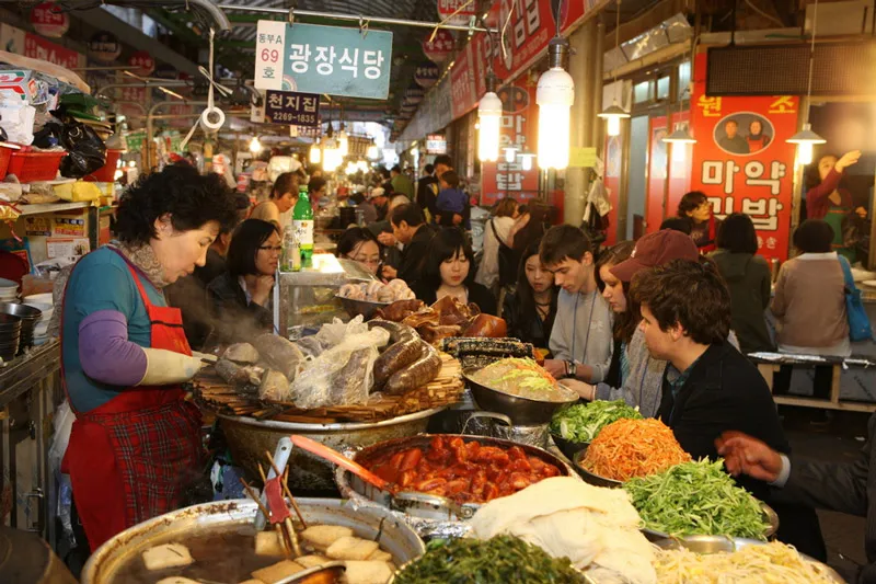 Khám phá chợ Dongdaemun, thiên đường mua sắm về đêm của Seoul