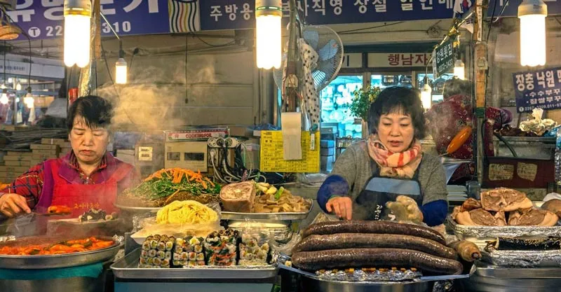 Khám phá chợ Dongdaemun, thiên đường mua sắm về đêm của Seoul