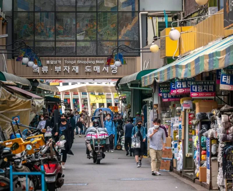 Khám phá chợ Dongdaemun, thiên đường mua sắm về đêm của Seoul