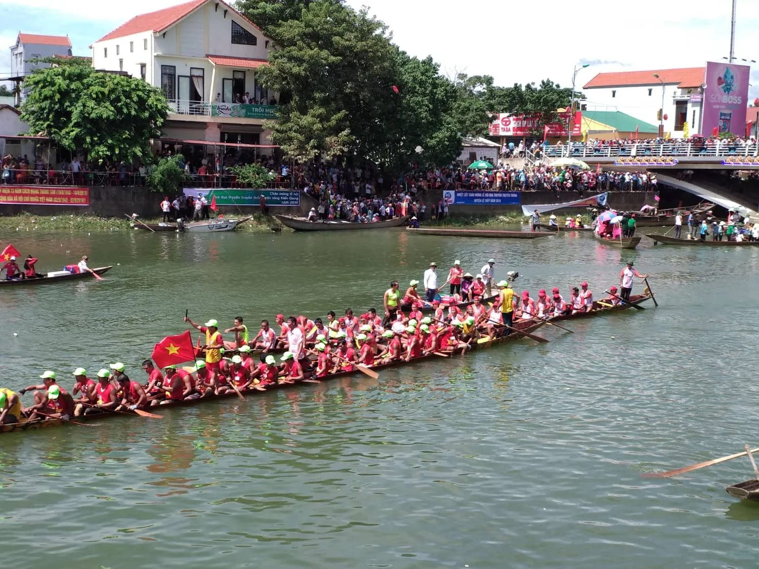 Lễ hội đua thuyền truyền thống Quảng Bình, nét văn hóa miền sông nước Lệ Thủy