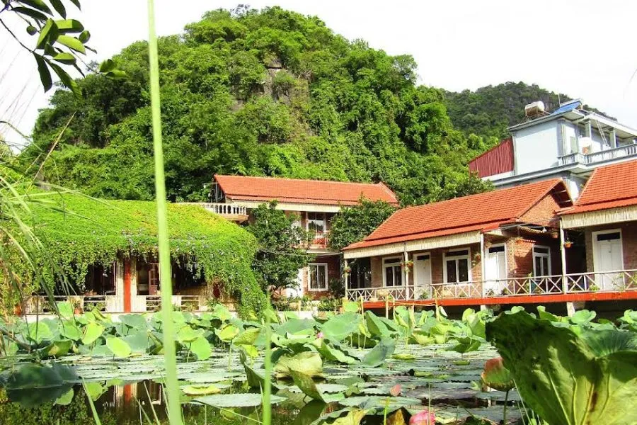 Ninh Binh Mountain Side Homestay Café, cánh cổng đến vườn xanh