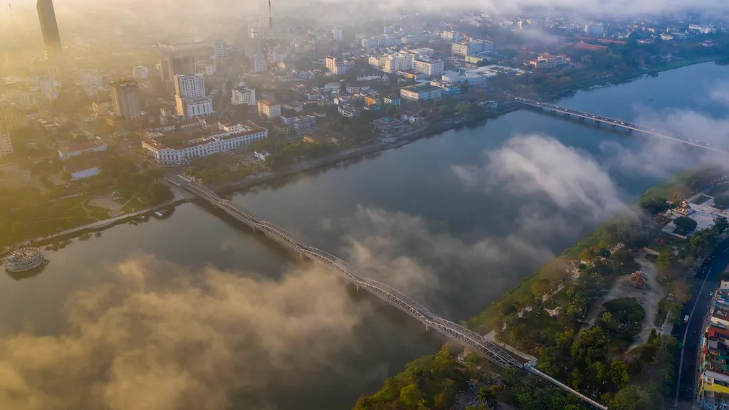 Toàn cảnh làn sương mù sáng sớm bao phủ cả thành phố Huế