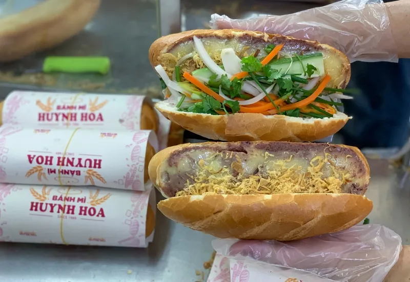 Top 9 tiệm bánh mì Sài Gòn nổi danh và thơm ngon nức tiếng