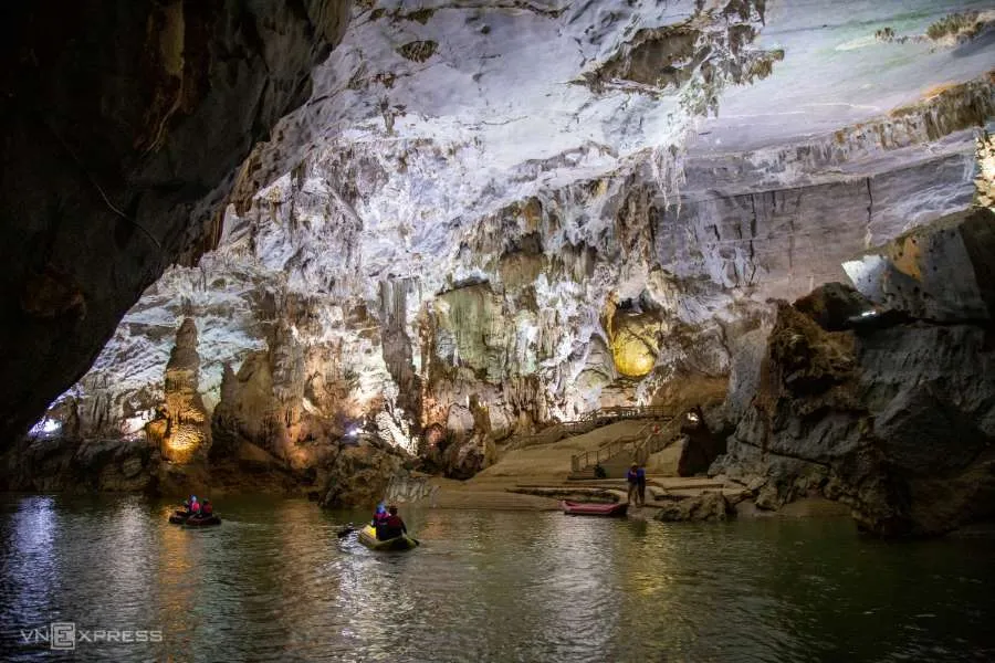 Trải nghiệm chèo kayak khám phá động Phong Nha vào ban đêm với nhiều hấp dẫn