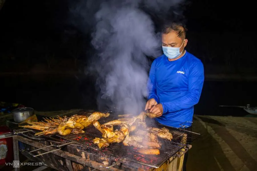 Trải nghiệm chèo kayak khám phá động Phong Nha vào ban đêm với nhiều hấp dẫn