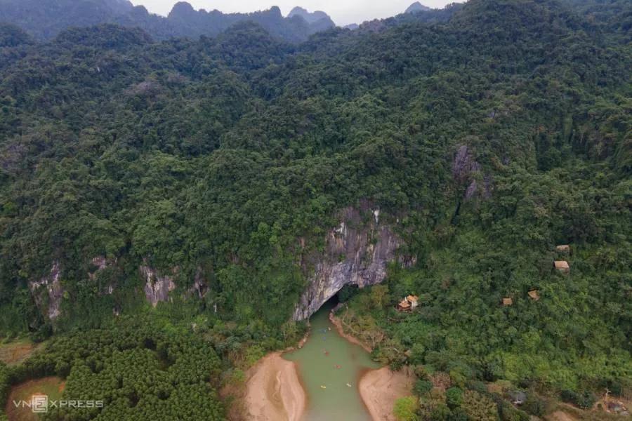 Trải nghiệm chèo kayak khám phá động Phong Nha vào ban đêm với nhiều hấp dẫn