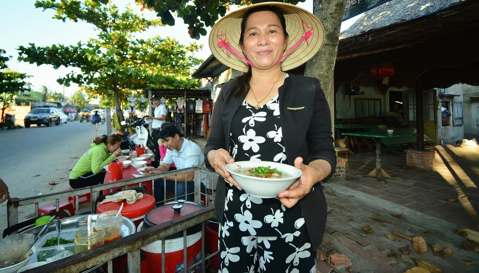 Cháo nghêu cô Gió Hội An – Món ăn vặt xế chiều làm ấm lòng thực khách