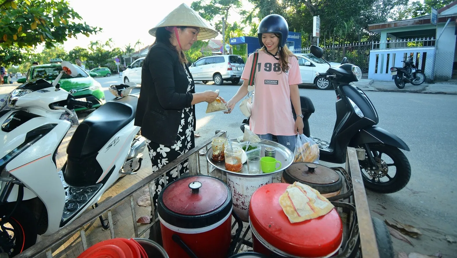 Cháo nghêu cô Gió Hội An – Món ăn vặt xế chiều làm ấm lòng thực khách