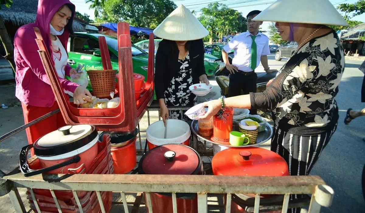 Cháo nghêu cô Gió Hội An – Món ăn vặt xế chiều làm ấm lòng thực khách