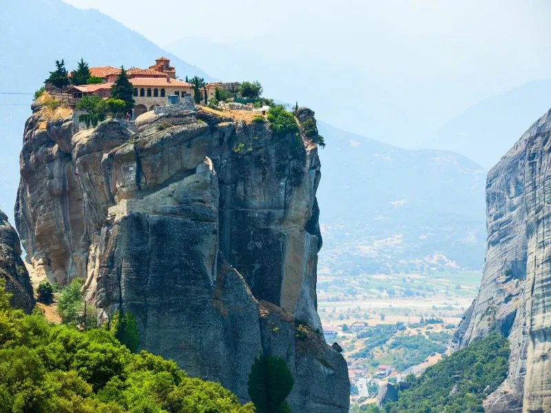 Chinh phục Meteora, hành trình đến “thánh địa” giữa mây trời