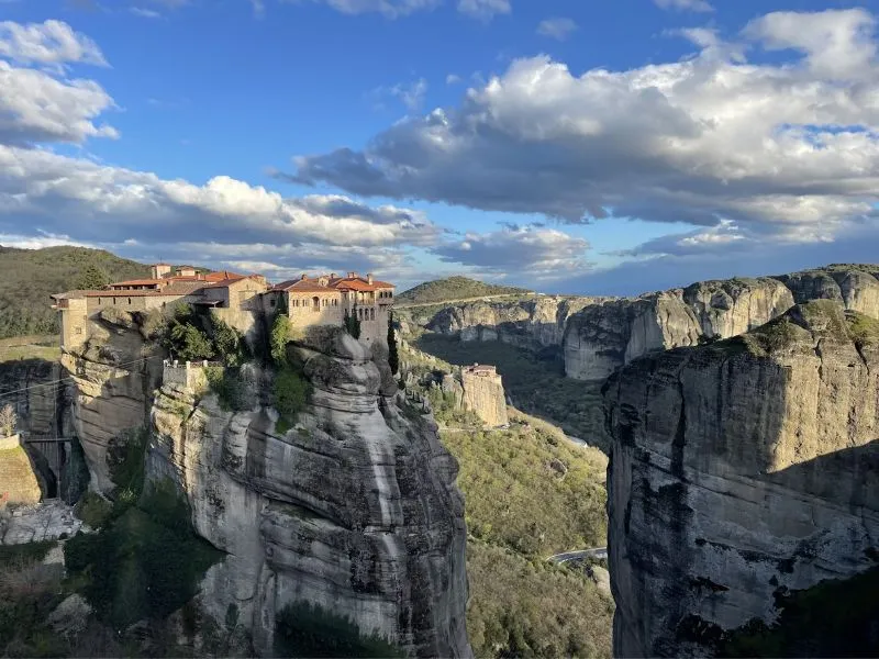 Chinh phục Meteora, hành trình đến “thánh địa” giữa mây trời