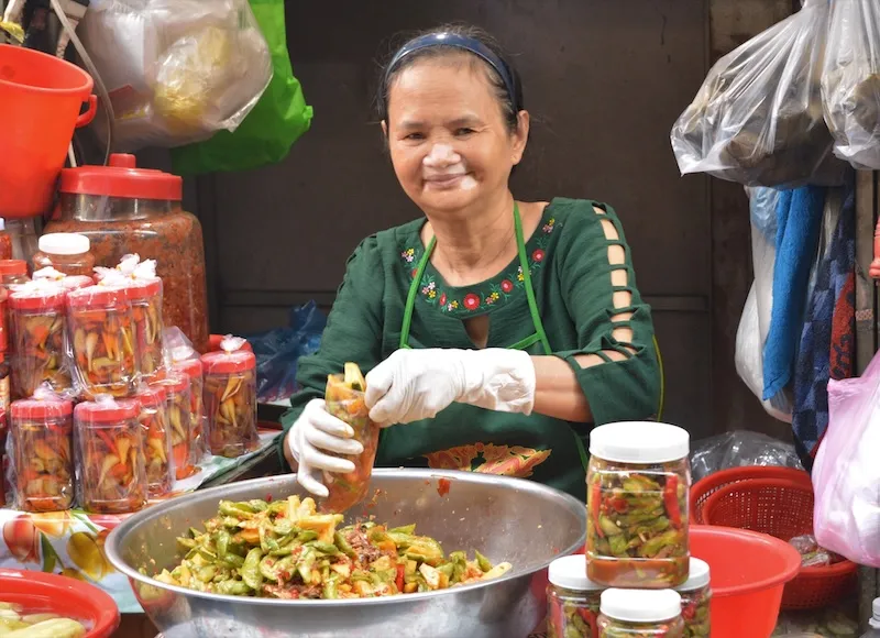 Chợ bà Hoa, thiên đường đặc sản miền Trung giữa lòng Sài Gòn