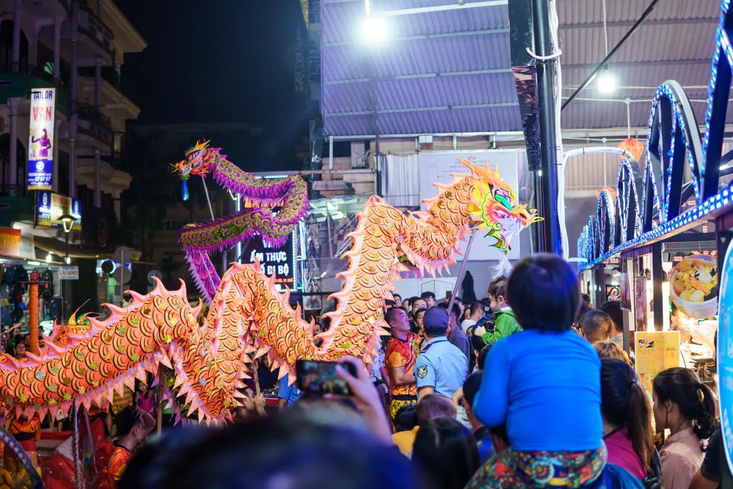 Chợ đêm Huế – Địa điểm mua sắm và vui chơi thả ga lý tưởng