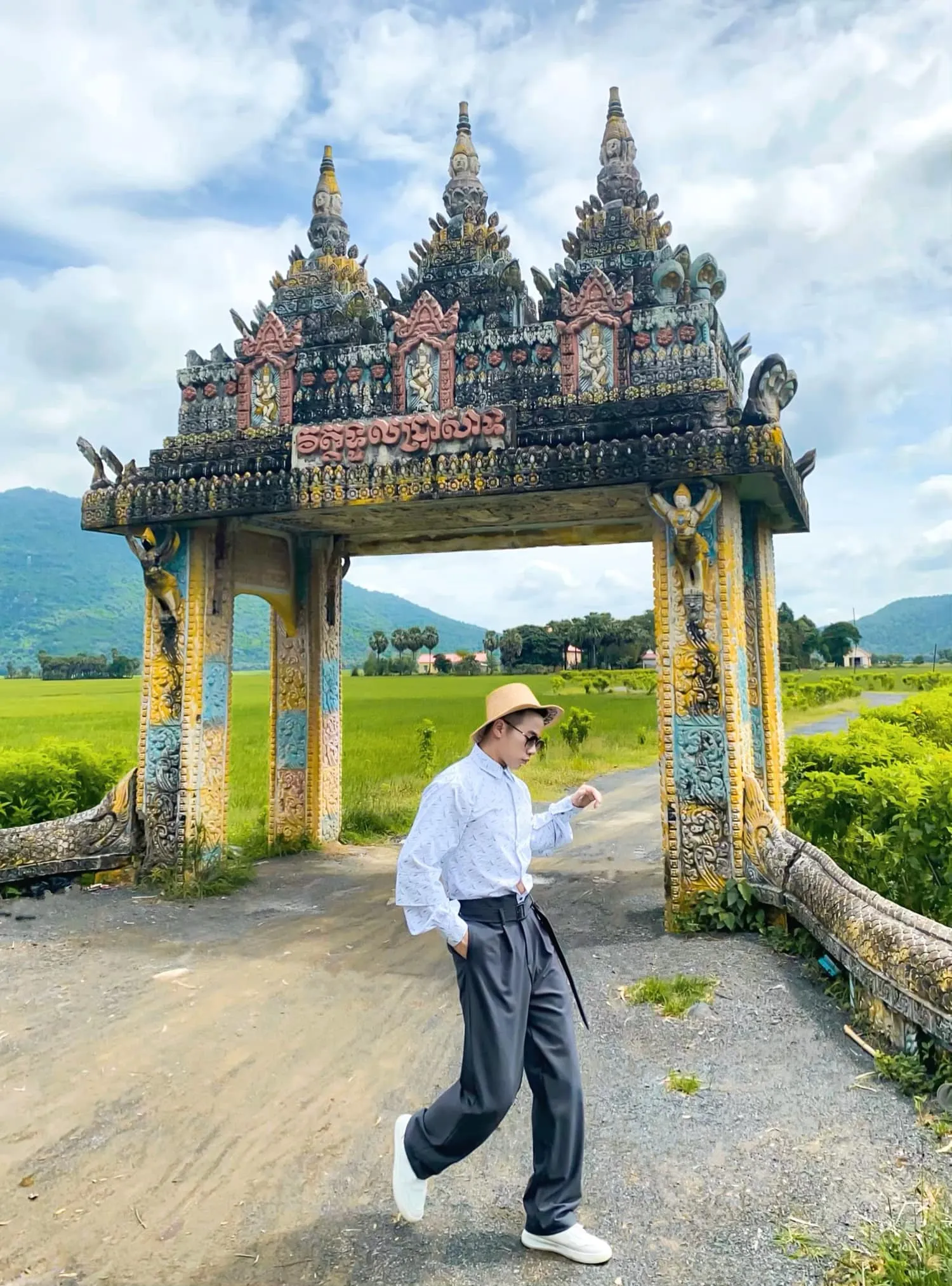 Chùa Tual Prasat (Cổng trời Khmer Koh Kas), cánh cổng nhuốm màu thời gian