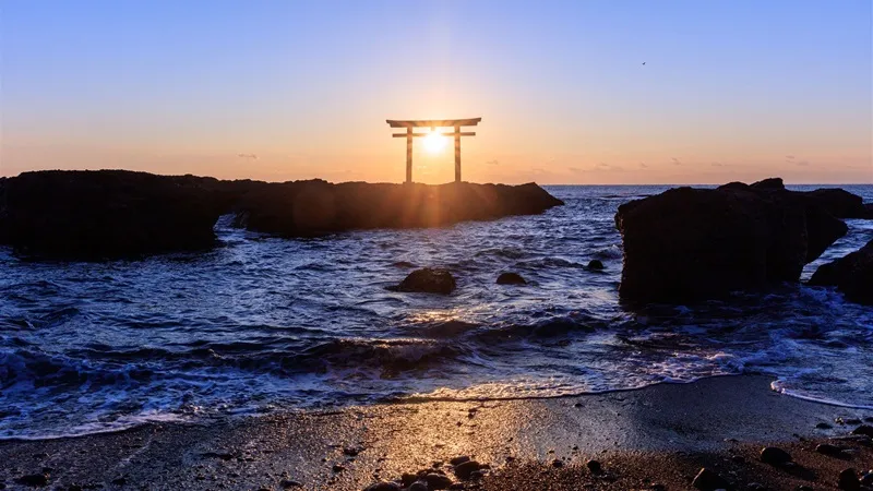 Cổng Torii Nhật Bản nơi dẫn lối đến với các vị thần