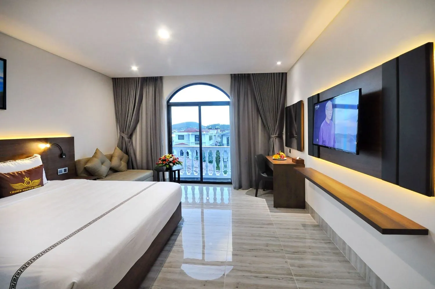 Crown Nguyen Hoang Hotel với kiến trúc hoàng gia sang trọng