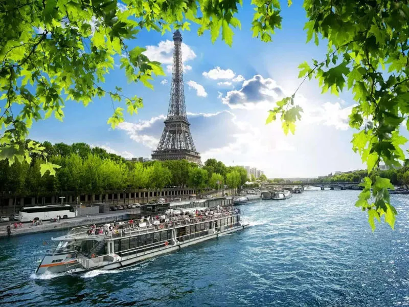 Đắm say trước thủ đô Paris lãng mạn, thơ mộng tại Pháp