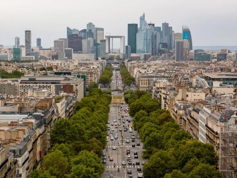 Dạo bước trên đại lộ Champs-Élysées lừng danh của Paris