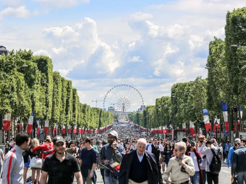 Dạo bước trên đại lộ Champs-Élysées lừng danh của Paris