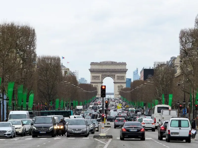 Dạo bước trên đại lộ Champs-Élysées lừng danh của Paris