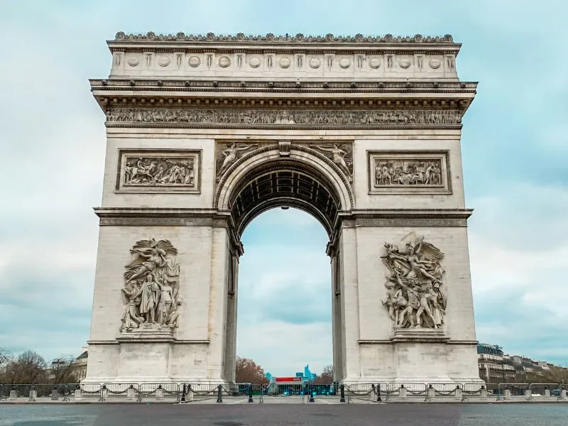 Dạo bước trên đại lộ Champs-Élysées lừng danh của Paris