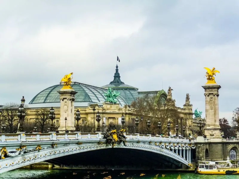 Dạo bước trên đại lộ Champs-Élysées lừng danh của Paris