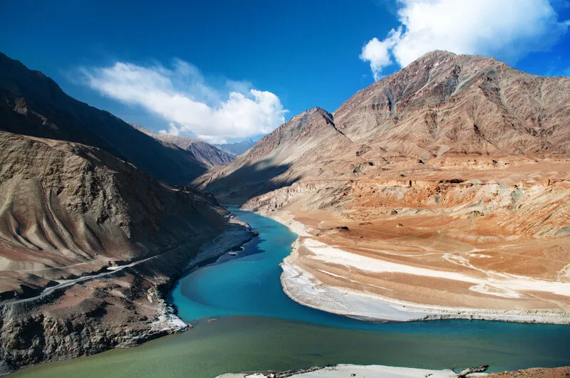 Dãy Himalaya như bức tường thành uy nghi trên cao nguyên Tây Tạng