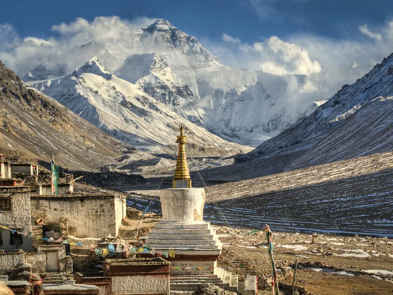 Dãy Himalaya như bức tường thành uy nghi trên cao nguyên Tây Tạng