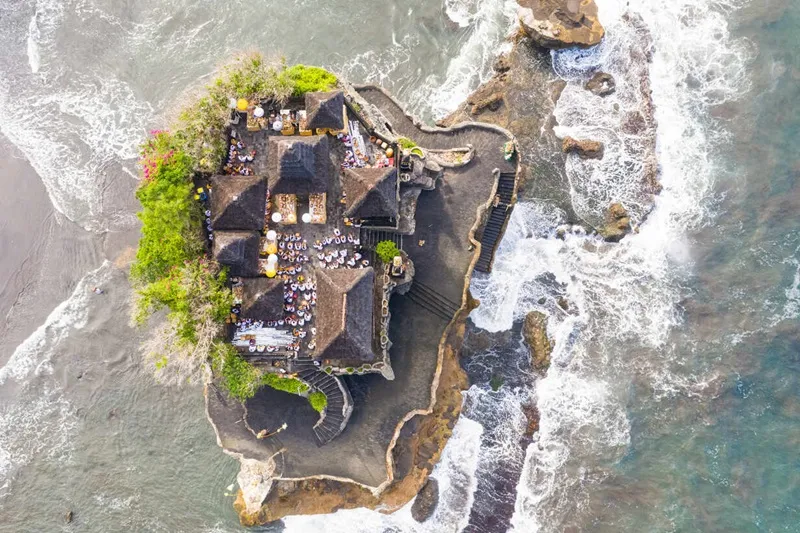 Đền Tanah Lot bên vách đá linh thiêng nhìn ra biển lớn tại Bali