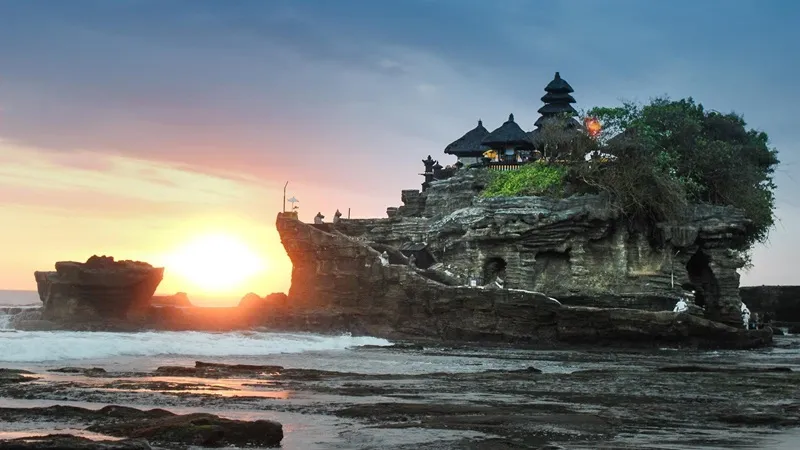 Đền Tanah Lot bên vách đá linh thiêng nhìn ra biển lớn tại Bali