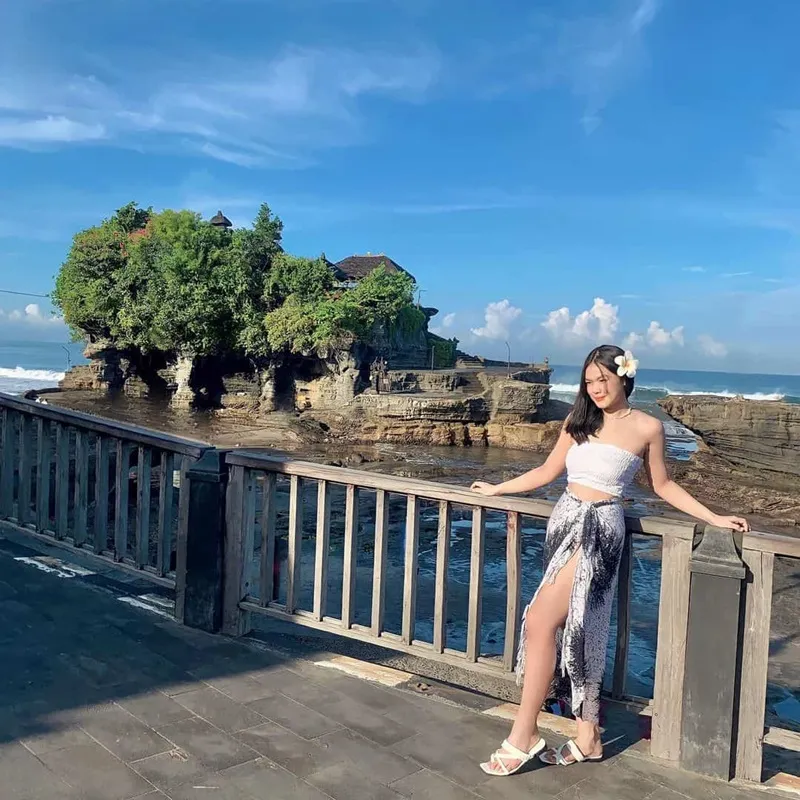 Đền Tanah Lot bên vách đá linh thiêng nhìn ra biển lớn tại Bali