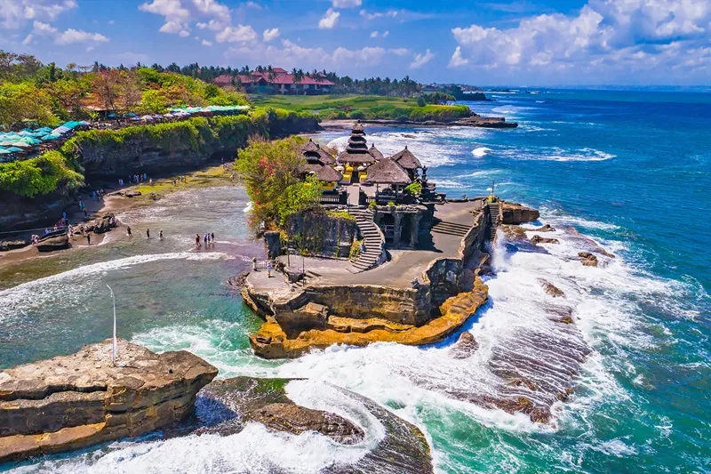 Đền Tanah Lot bên vách đá linh thiêng nhìn ra biển lớn tại Bali