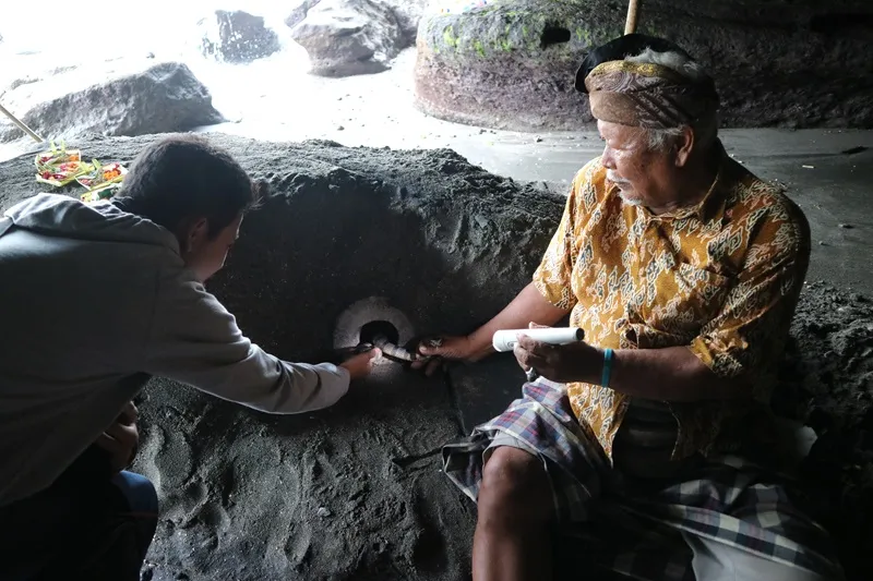 Đền Tanah Lot bên vách đá linh thiêng nhìn ra biển lớn tại Bali