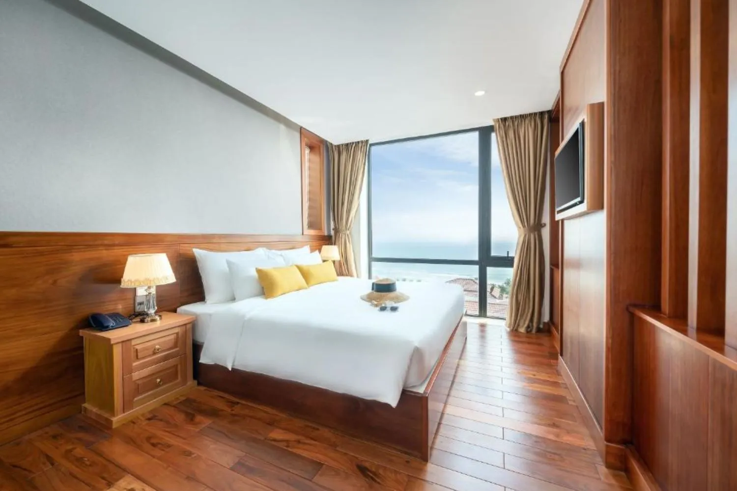 Đến với Sunny Ocean Hotel And Spa để cảm nhận sự tinh khiết của biển cả