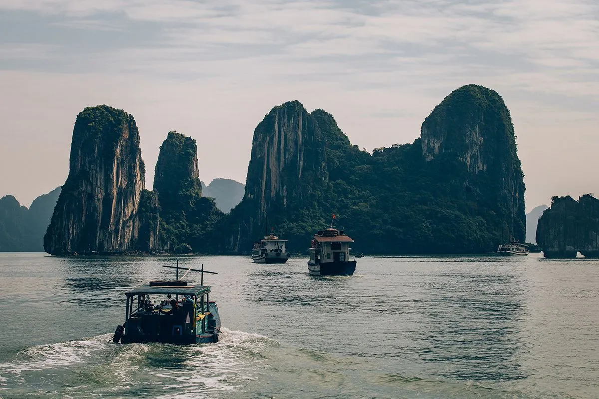 Động Thiên Cung – Ấn tượng hang động lộng lẫy nhất nơi Vịnh Hạ Long