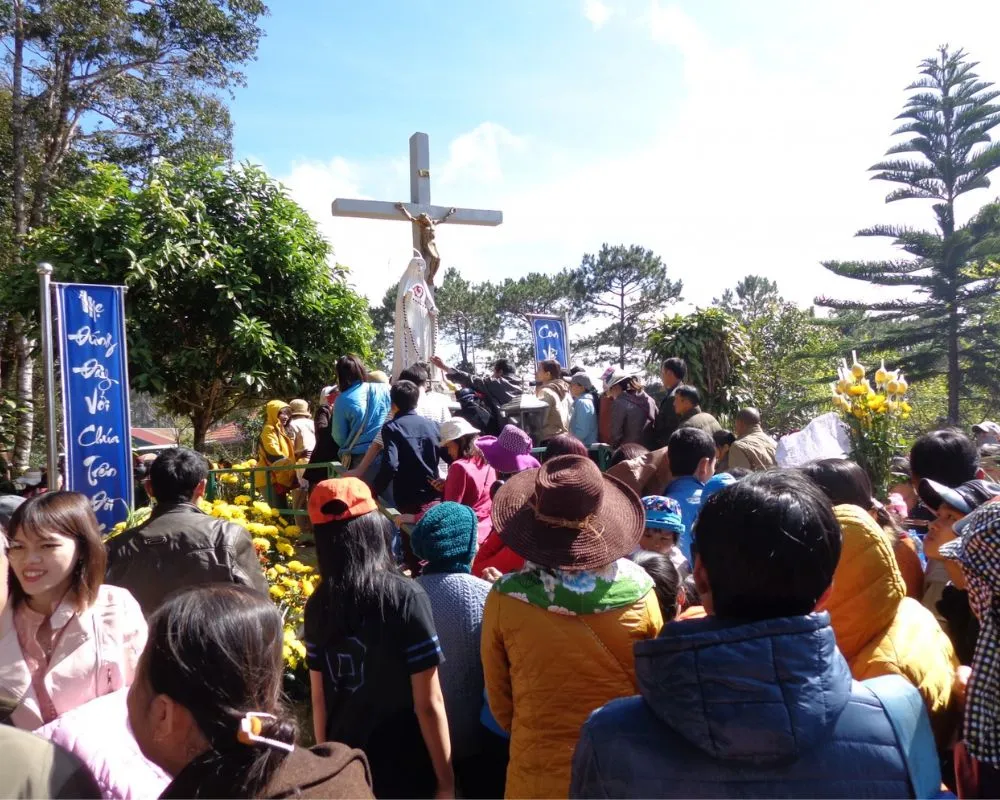 Ghé thăm Trung tâm hành hương Đức Mẹ Măng Đen nổi tiếng Kon Tum