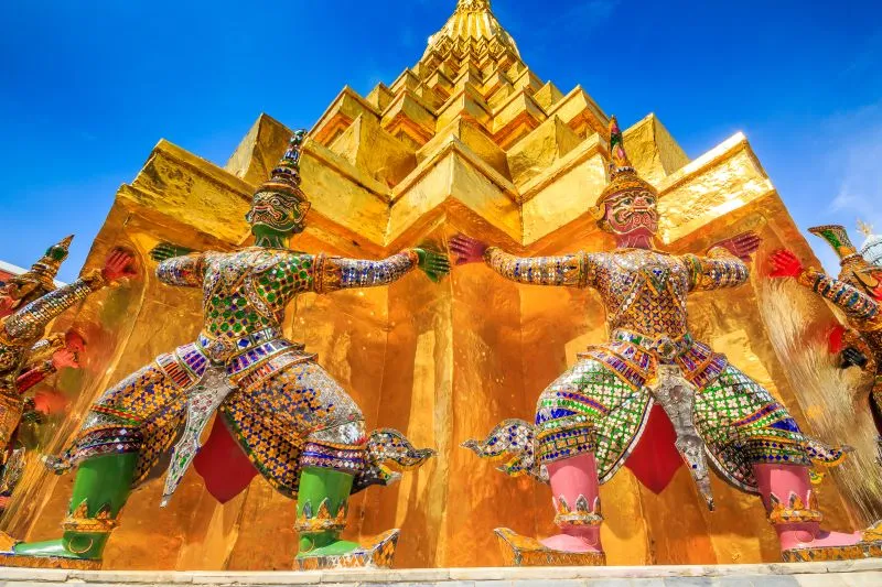 Ghé thăm Wat Phra Kaew để chiêm ngưỡng quốc bảo Thái Lan