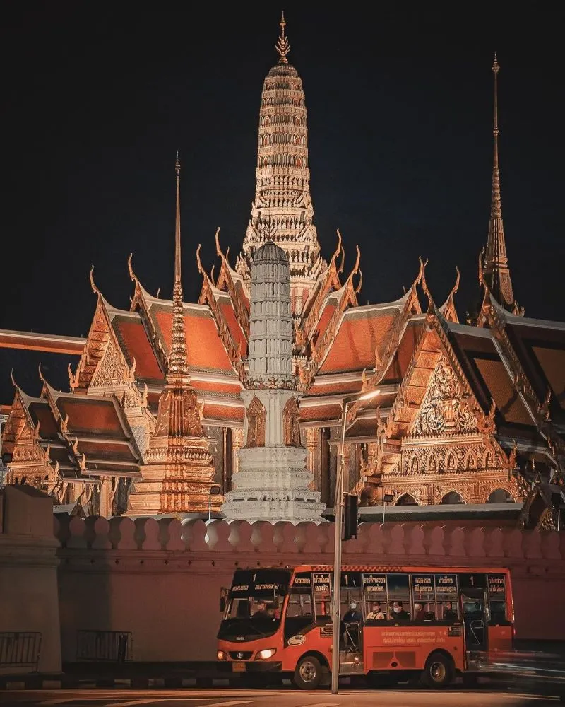 Ghé thăm Wat Phra Kaew để chiêm ngưỡng quốc bảo Thái Lan