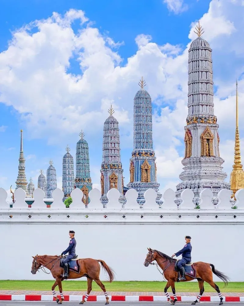 Ghé thăm Wat Phra Kaew để chiêm ngưỡng quốc bảo Thái Lan