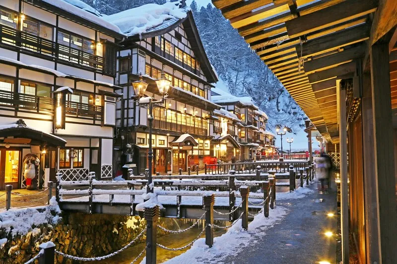 Ginzan Onsen thị trấn suối nước nóng cổ tích mùa đông Nhật Bản