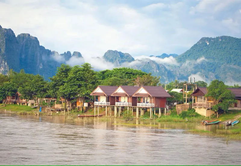 Hòa mình vào thị trấn Vangvieng yên bình và thơ mộng