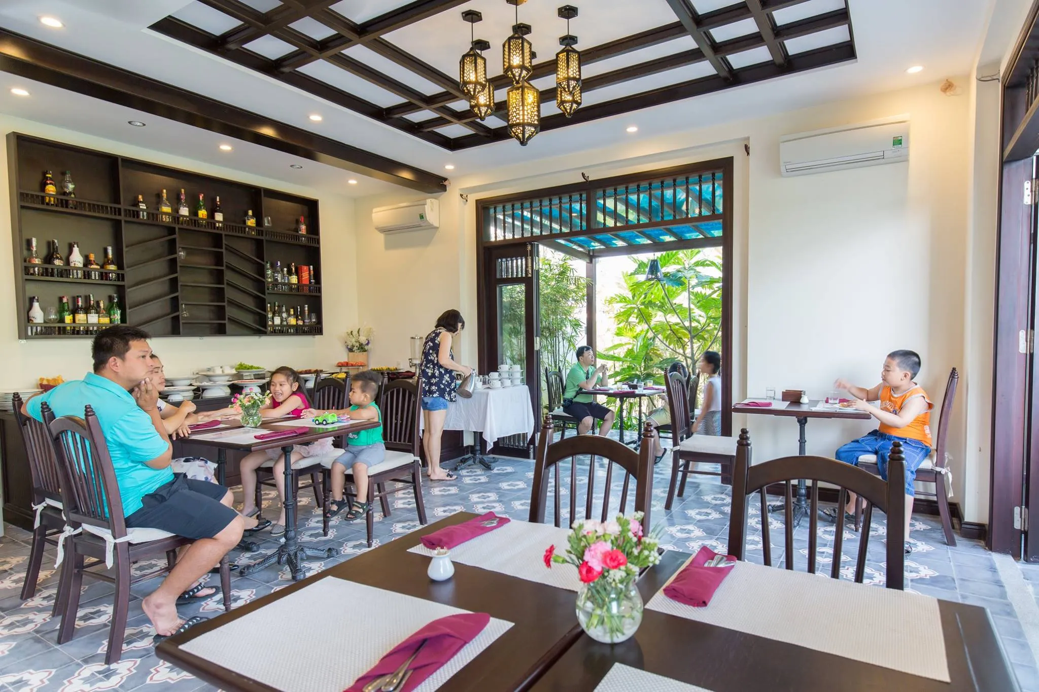 Hoi An Village Villas – Khách sạn 3 sao nổi tiếng nhờ bữa tiệc BBQ bên bể bơi