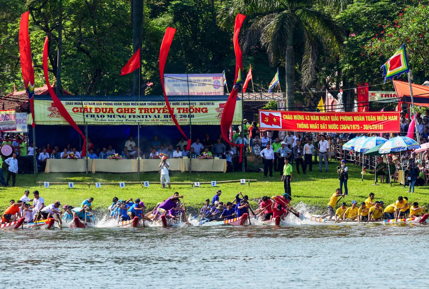 Hội đua ghe truyền thống – Tưng bừng tham gia lễ hội độc đáo tại Cố đô Huế